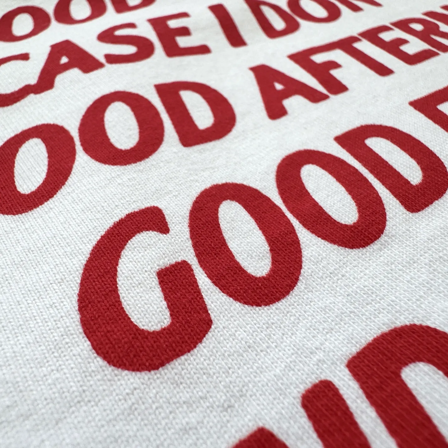 P158 # CTS-100 Saint tribute to the movie "The Truman Show" limited co-branded long-sleeved version. Original 280g heavyweight fabric after washing. Retro single stitch heaven and earth needle crafts. Heavy Assute fermentation mill wash water. White ink direct-jet printing. Size: S M L XL Saint’s latest 10.11 long-sleeved product is a limited edition co-branded with the movie “The Truman Show.” This long-sleeved product uses brand-new customized fabrics that are consistent with the original version. This is also the point of view explained by the manager Yuta Hosokawa at this year’s Paris Fashion Week. He wants to express his own brand Saint Michael has made a new and comprehensive upgrade. Compared with the old model, the new fabric has a higher count and heavier weight. With the blessing of the garment fermentation mill and washing process, the hand feel and texture are ceiling-level. Brothers will know our sincerity when they get it!    Going back to the theme of this item, the front print is a sublimated scene at the end of the movie "The Truman Show". The protagonist Truman bravely faces reality, breaks through the false cage, and looks for freedom and truth.    The back print is a classic line in the movie, "If I never see you again, I wish you good morning, good afternoon, and good night." "Life is like a play, and play is like life." The entire garment is made using the most common and complex single-needle sewing process (commonly known as the single-thread heaven-and-earth needle) found in vintage vintage brands such as Saint Michael.